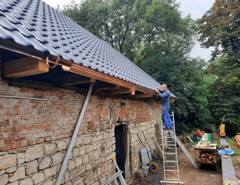 Nová střecha na staré stodole – montáž měděných okapů