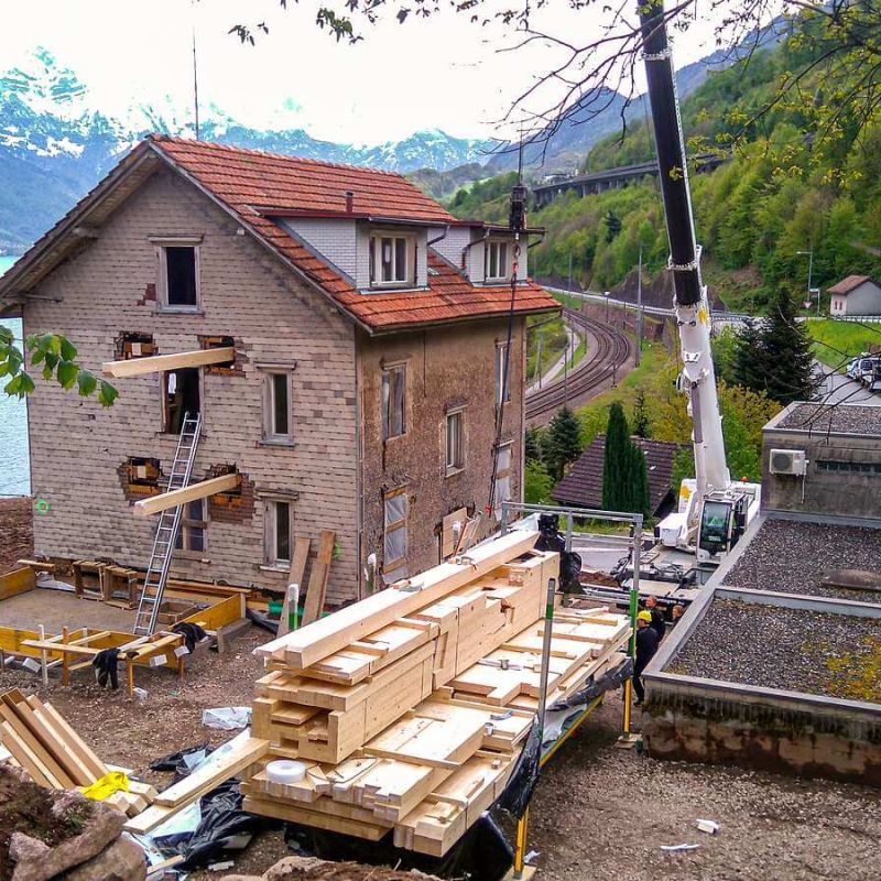 Rekonstrukce dřevostavby ve Švýcarsku – výměna statických prvků dřevěných konstrukcí